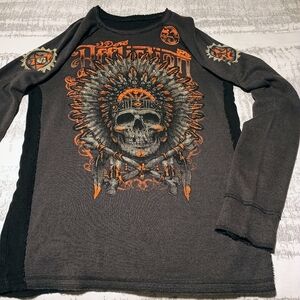 💥 AFFLICTION Tribal Skull Graphic Shirt  Gray/Orange Red/White